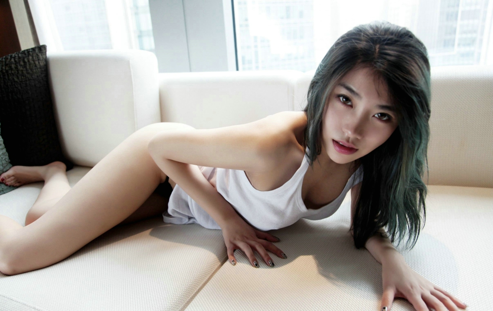 白色上衣巨乳许诺Sabrina私房居家写真