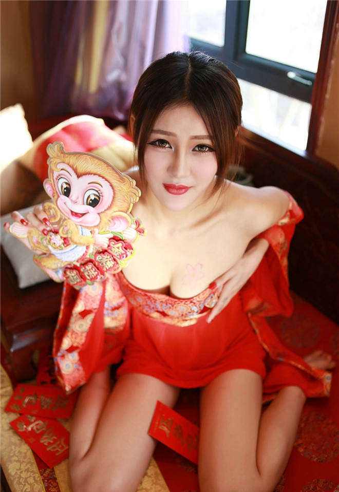 王乔恩美乳绝色性感小红肚兜私房大奶娇媚销魂诱惑写真