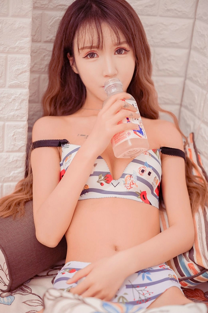 清纯性感美女私房内衣美乳娇媚惹火写真