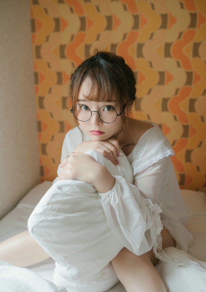 可爱萝莉柳侑绮居家粉色松熊连体衣秀完美身材卖萌写真