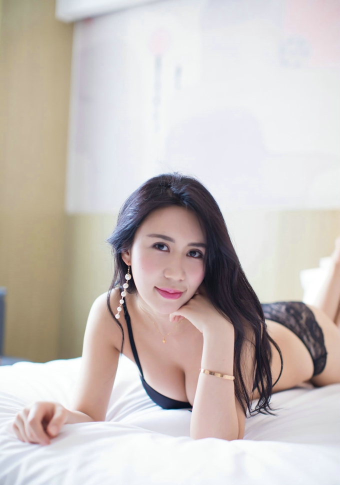 紫棋黑色内衣性感妖娆妩媚巨乳翘臀迷人气质养眼写真