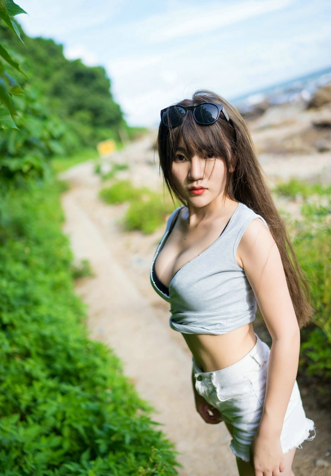 纤细美腿诱惑冷不丁气质风情丰润翘臀美乳撩人写真