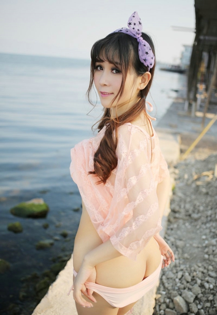 白嫩美胸女神张优性感比基尼诱惑写真