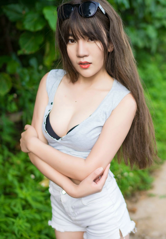 纤细美腿诱惑冷不丁气质风情丰润翘臀美乳撩人写真