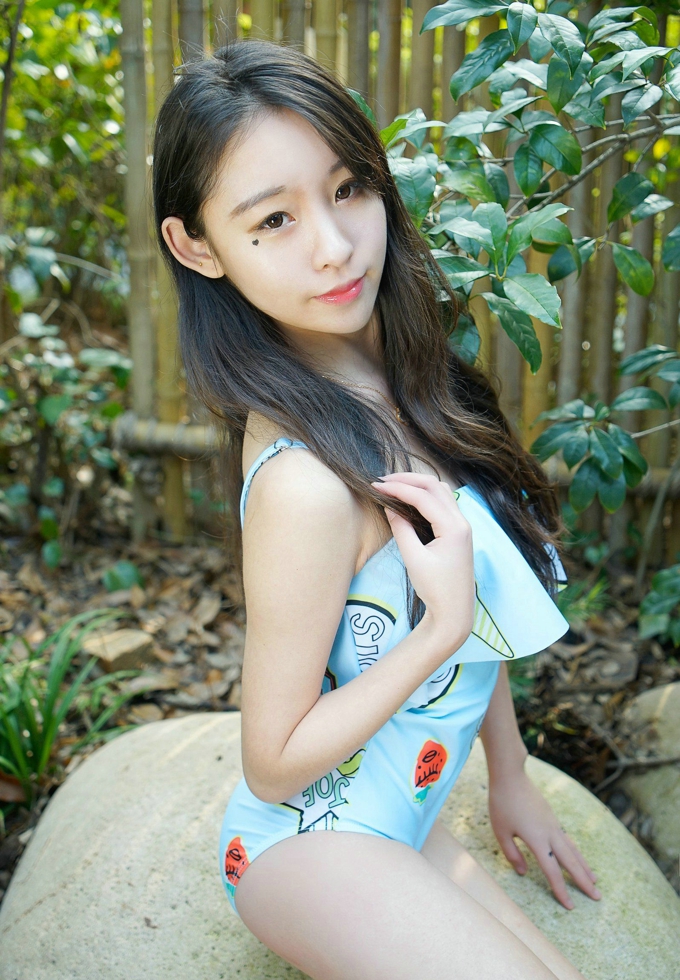 气质迷人梓萱Crystal翘臀娇嫩写真