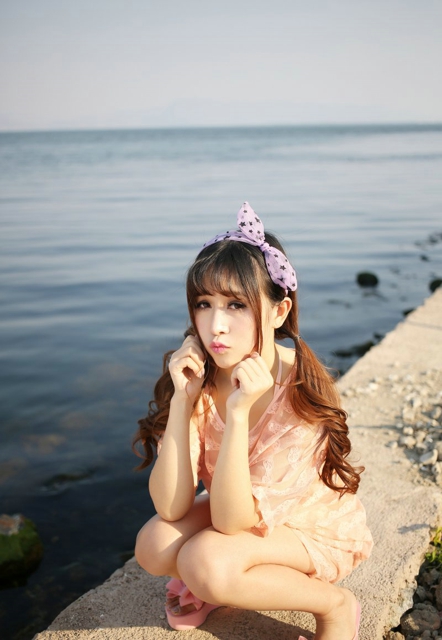 白嫩美胸女神张优性感比基尼诱惑写真
