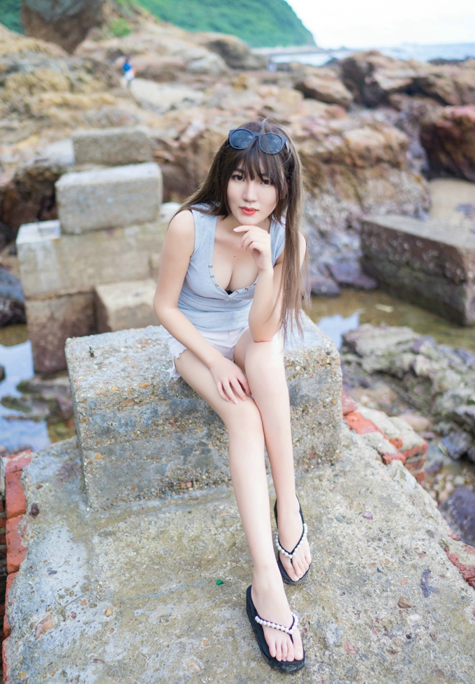 纤细美腿诱惑冷不丁气质风情丰润翘臀美乳撩人写真