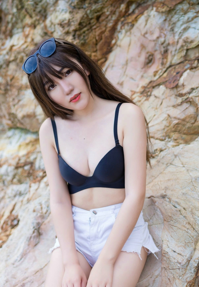 纤细美腿诱惑冷不丁气质风情丰润翘臀美乳撩人写真