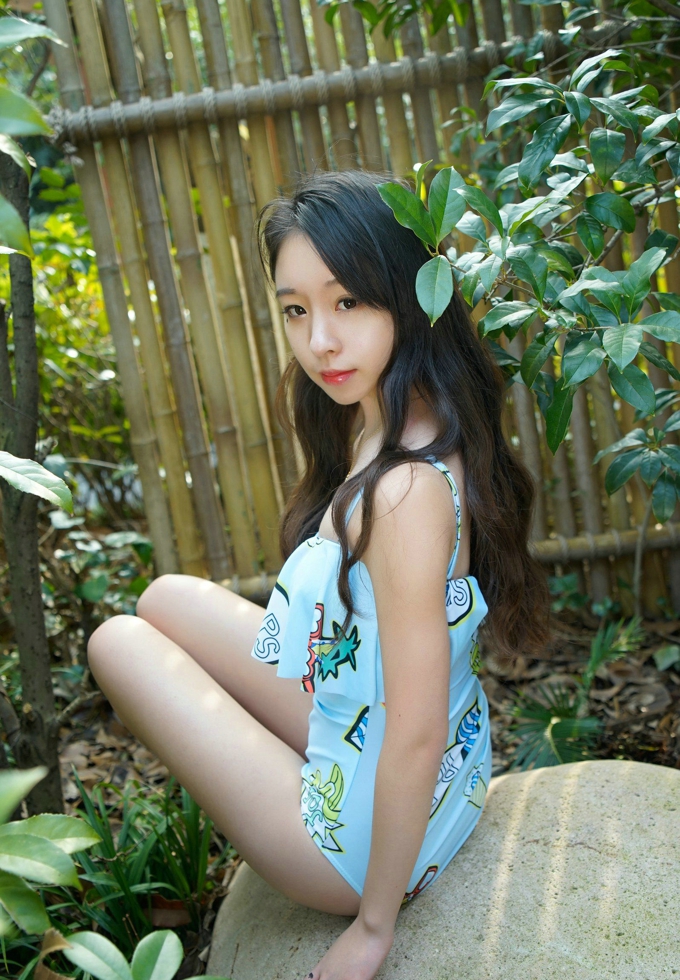 气质迷人梓萱Crystal翘臀娇嫩写真