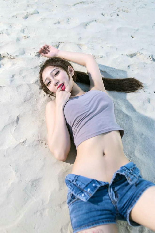 纤细美女牛仔短裤沙滩美腿美乳诱人写真