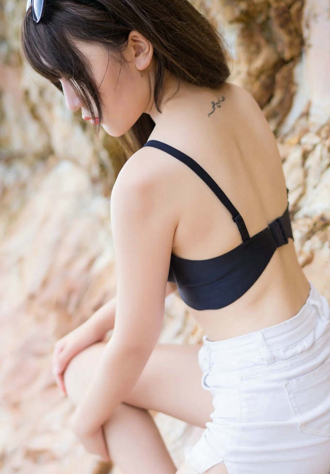 纤细美腿诱惑冷不丁气质风情丰润翘臀美乳撩人写真