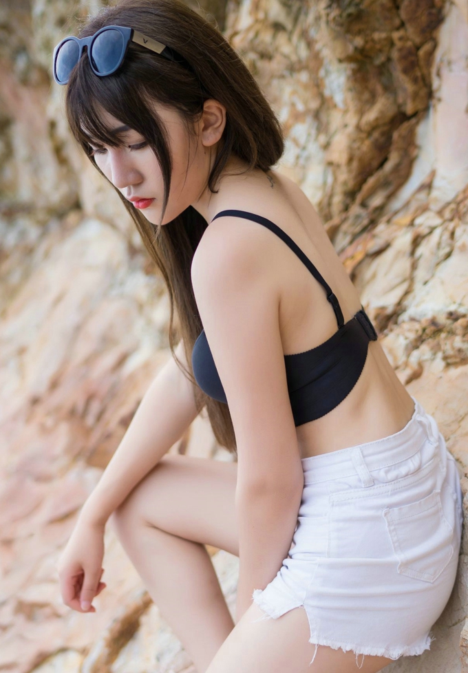 纤细美腿诱惑冷不丁气质风情丰润翘臀美乳撩人写真