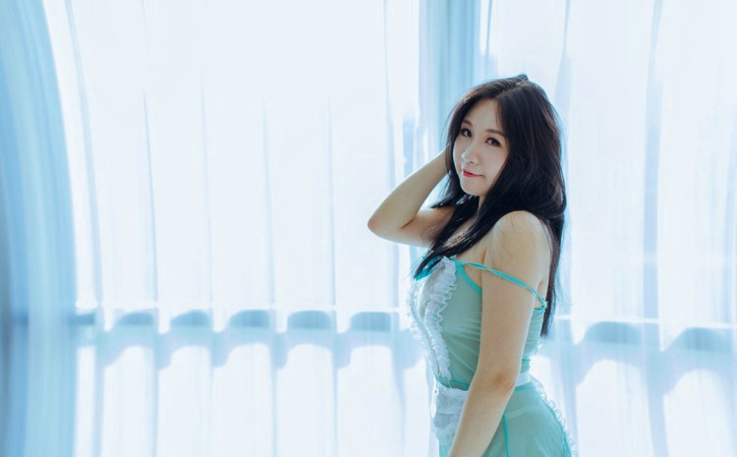 巨乳小肥妞女仆暴露衣衫大奶挑逗销魂写真