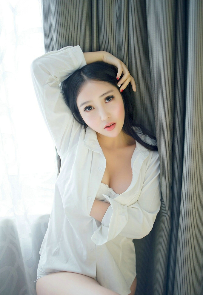 艾弥妩媚女神气质白色内衣美乳写真