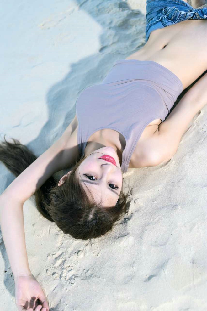 纤细美女牛仔短裤沙滩美腿美乳诱人写真