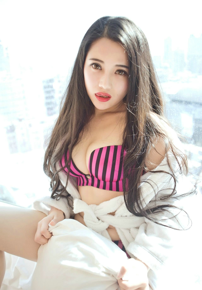 内衣美乳诱惑迷人美腿白嫩写真