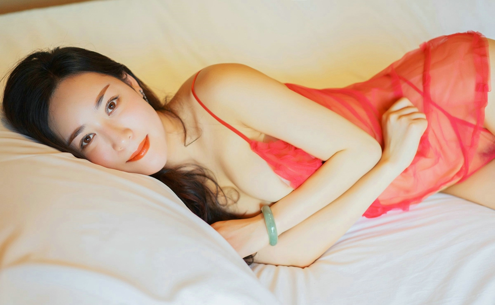 巧儿薄纱睡裙巨乳诱惑私房翘臀写真