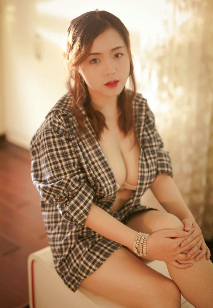 爆乳嫩模米爱Demon衬衫格子居家私房白嫩肌肤丰姿诱惑写真