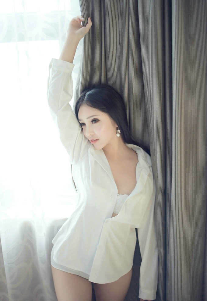 艾弥妩媚女神气质白色内衣美乳写真