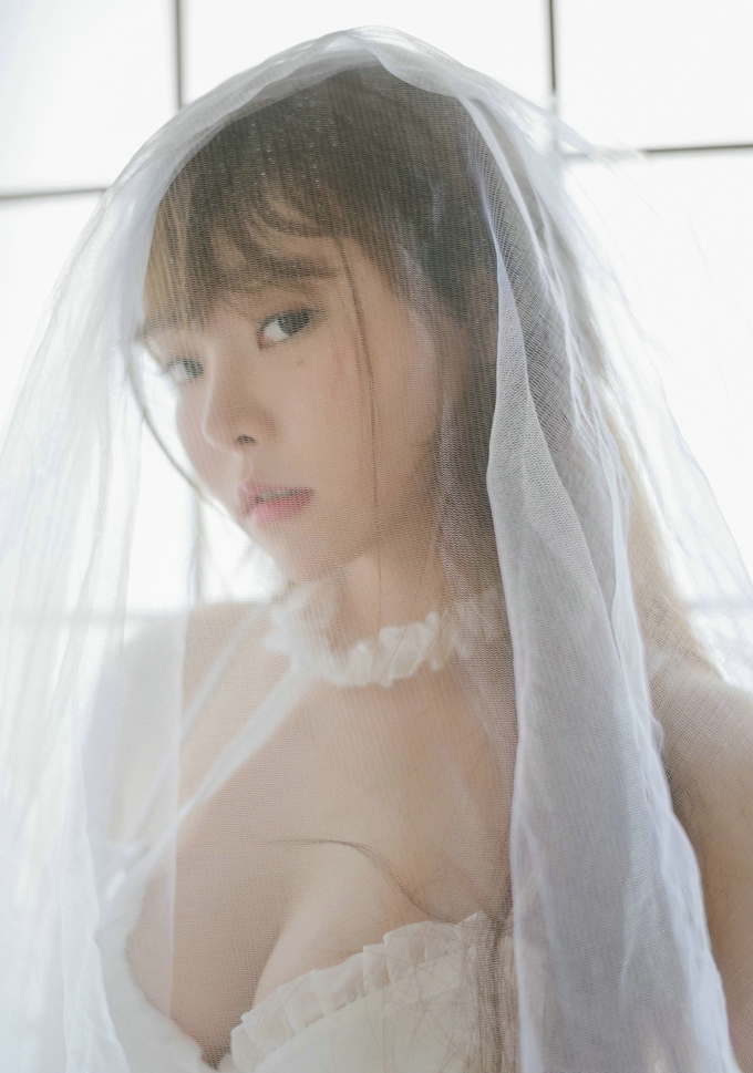 迷人美女柳侑绮花丛中白纱美少女白色蕾丝内衣诱惑写真