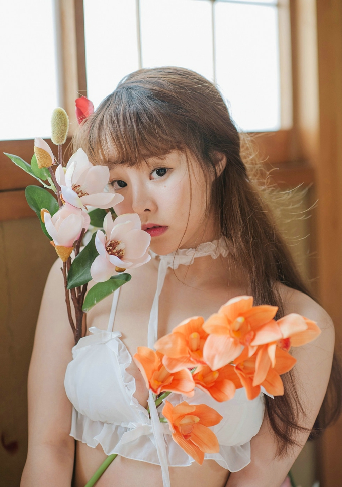 迷人美女柳侑绮花丛中白纱美少女白色蕾丝内衣诱惑写真