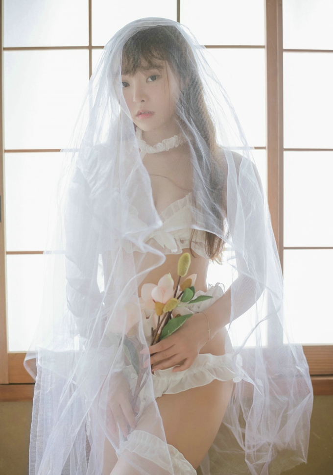 迷人美女柳侑绮花丛中白纱美少女白色蕾丝内衣诱惑写真