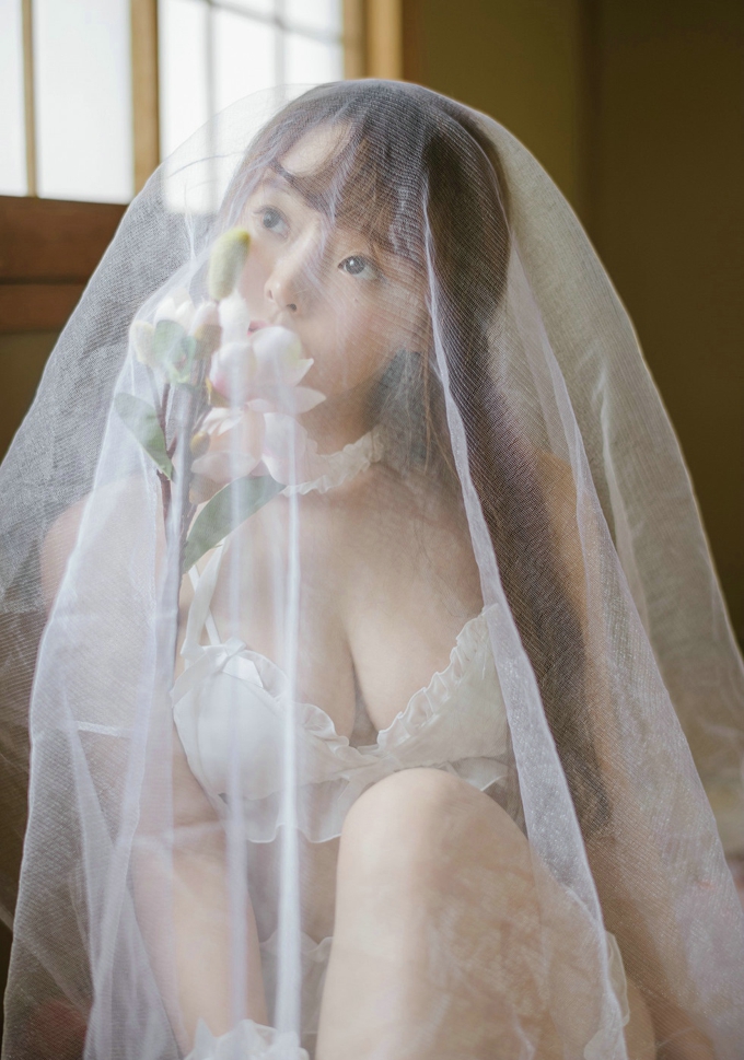 迷人美女柳侑绮花丛中白纱美少女白色蕾丝内衣诱惑写真