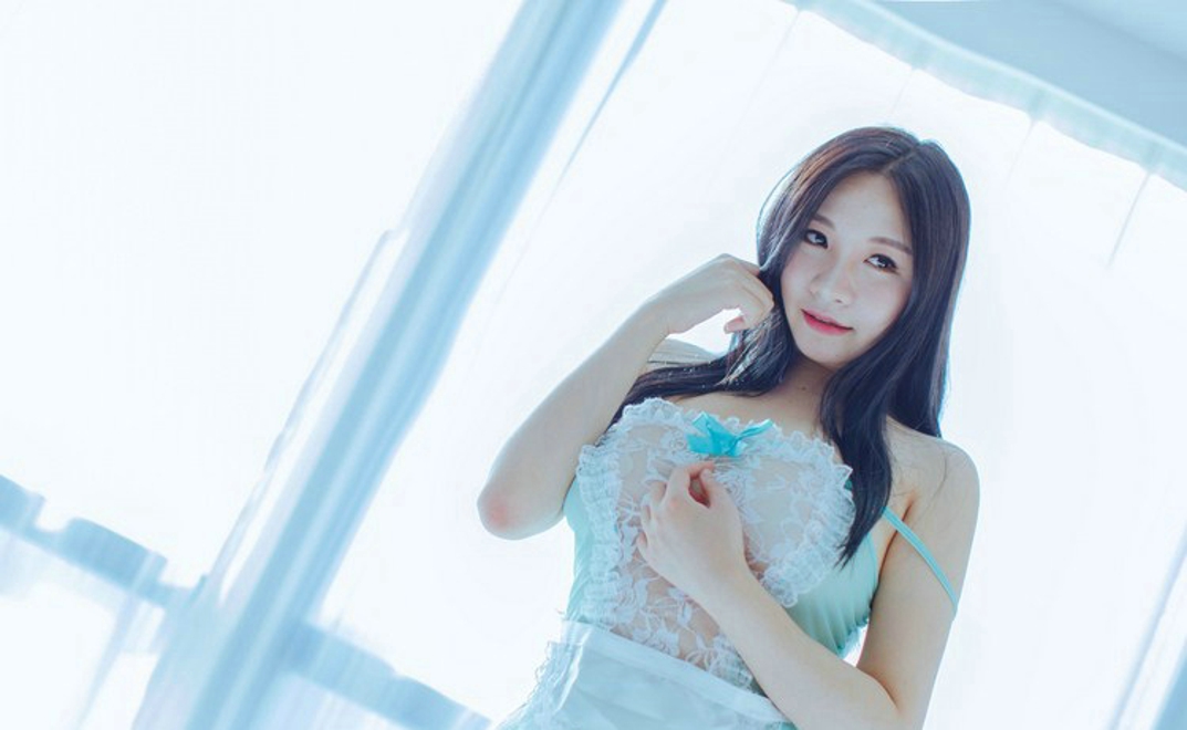 巨乳小肥妞女仆暴露衣衫大奶挑逗销魂写真