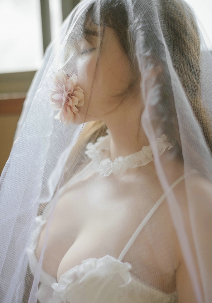 迷人美女柳侑绮花丛中白纱美少女白色蕾丝内衣诱惑写真