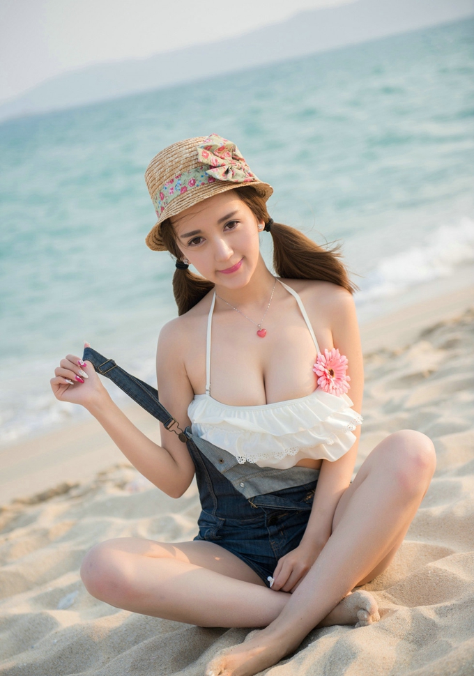 小潘鼠海边风情牛仔吊带装巨乳诱惑写真