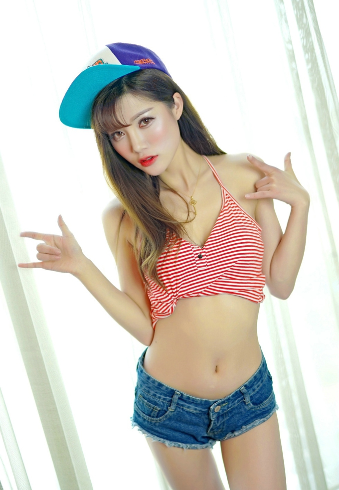 奶茶-Emily性感吊带背心热裤气质迷人诱惑妖娆妩媚勾魂写真