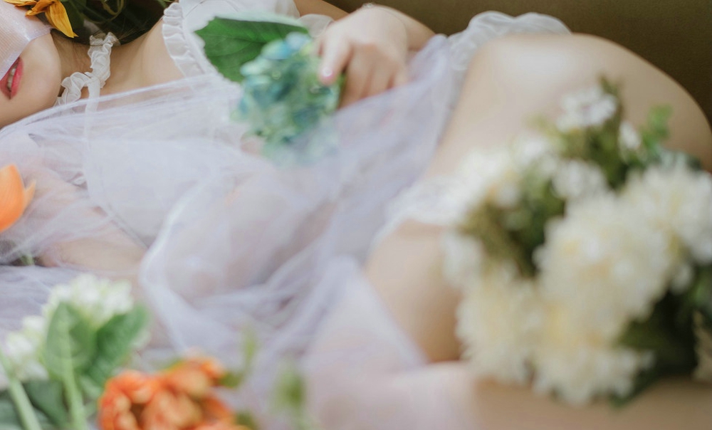 迷人美女柳侑绮花丛中白纱美少女白色蕾丝内衣诱惑写真