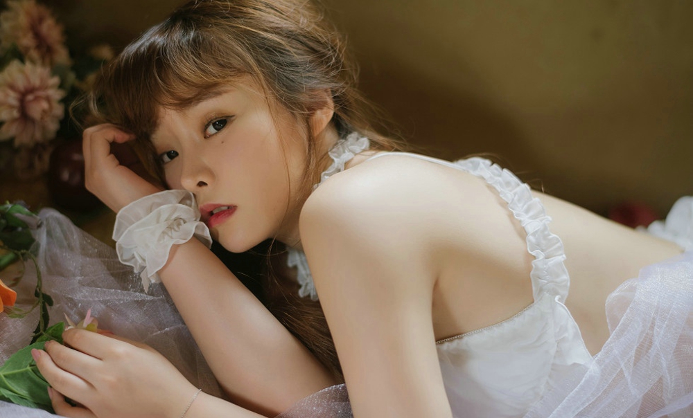 迷人美女柳侑绮花丛中白纱美少女白色蕾丝内衣诱惑写真