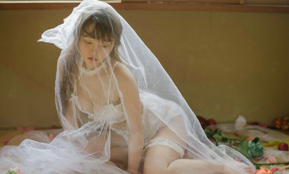 迷人美女柳侑绮花丛中白纱美少女白色蕾丝内衣诱惑写真