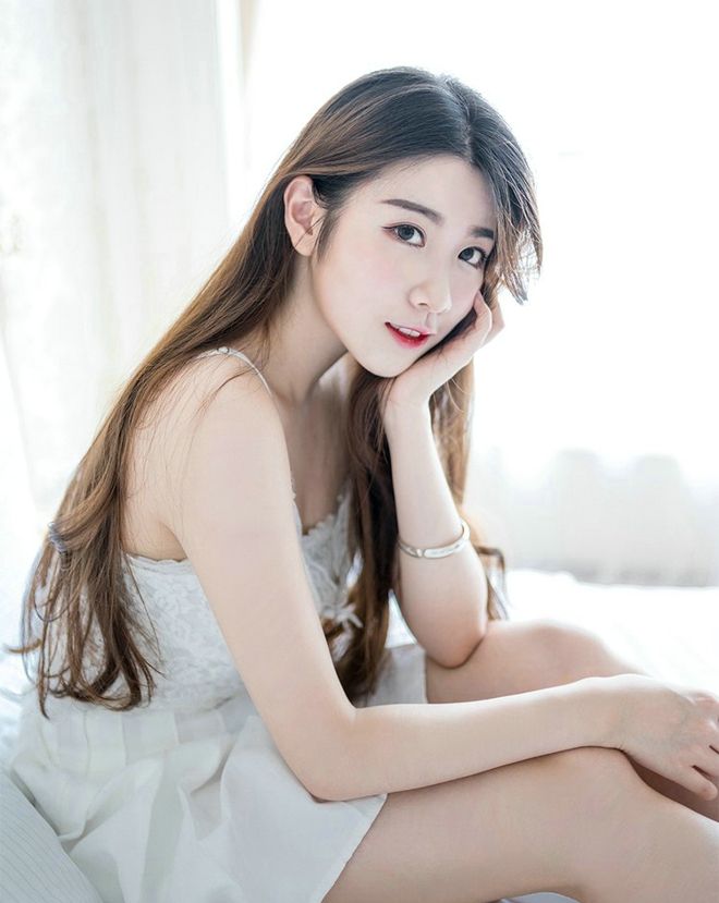 粉红脸颊水灵娇嫩女孩蕾丝私房娇巧写真