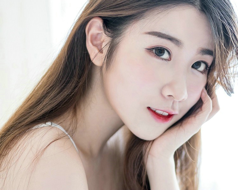 粉红脸颊水灵娇嫩女孩蕾丝私房娇巧写真