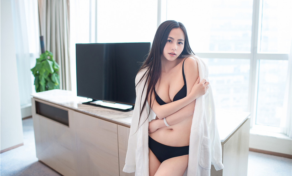 胸模美女Moa波谷性感内衣上演美色诱惑