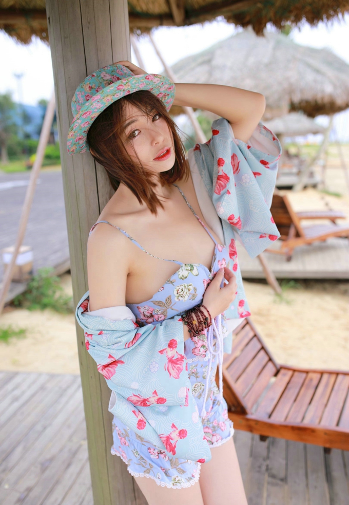 海边风情美乳气质嫩模诱惑写真