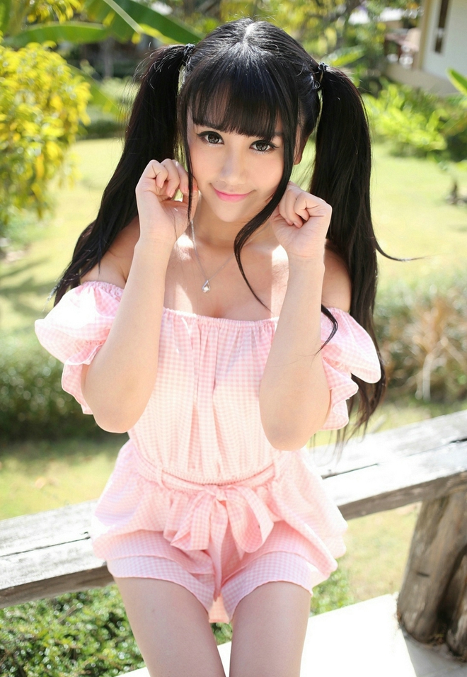 性感女孩杨晓青儿户外迷人大奶挑逗写真