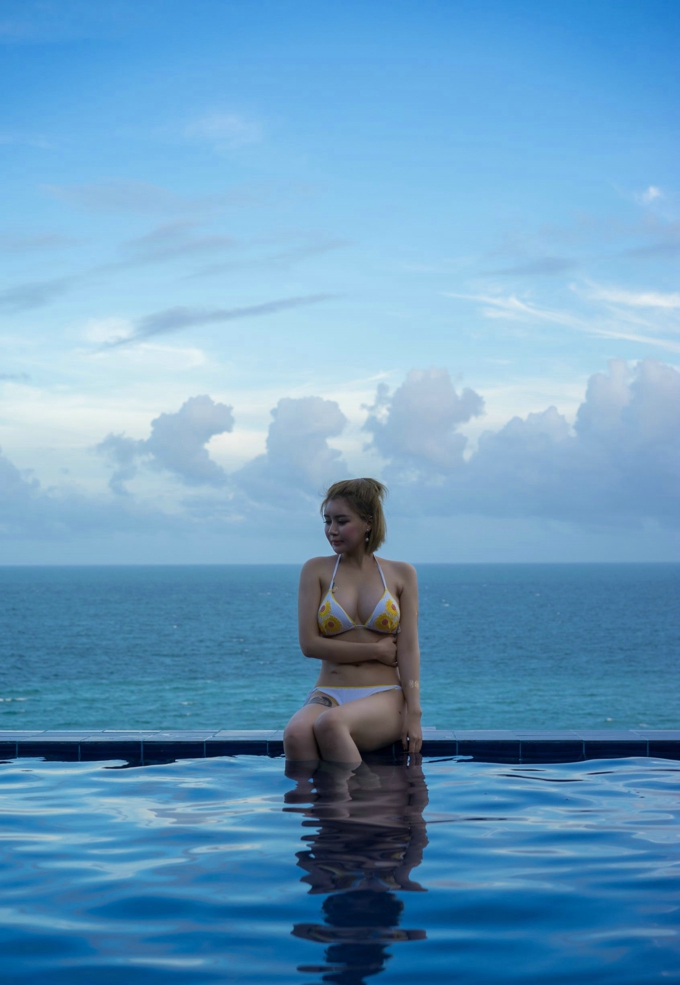 气质女神凯竹BuiBui性感巨乳诱惑翘臀美腿纹身妖娆妩媚写真