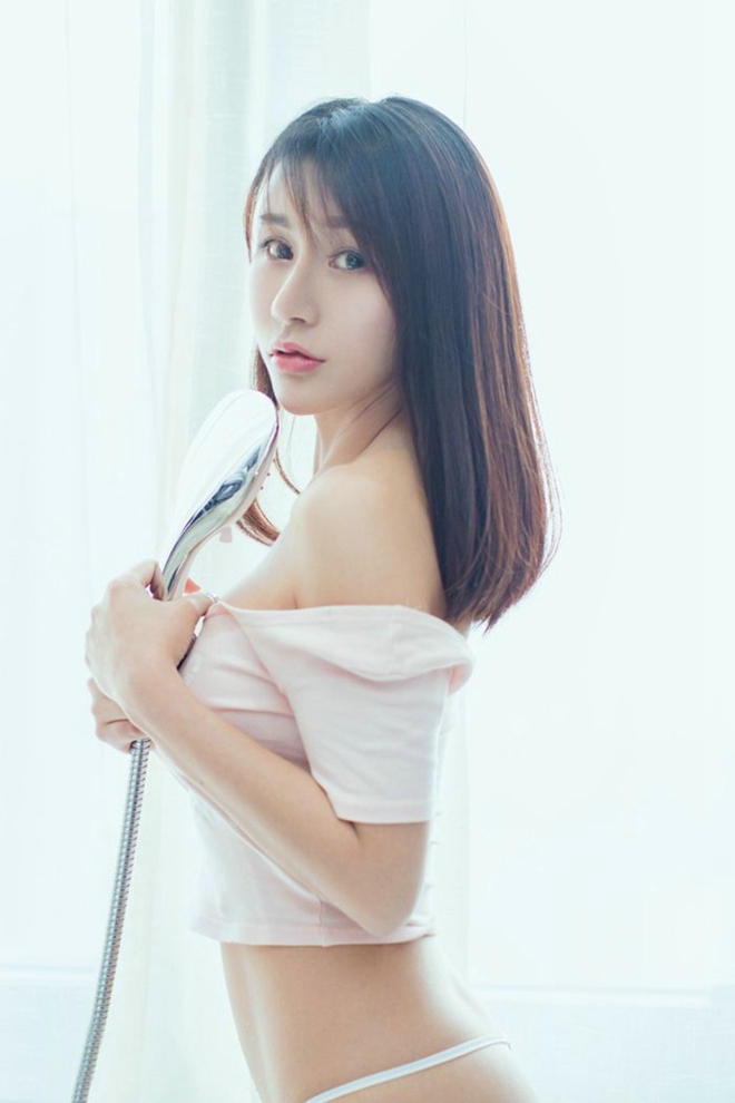 性感火辣色妹妹宋梓诺酒店摆姿弄舞丁字裤销魂妖娆妩媚撩人写真