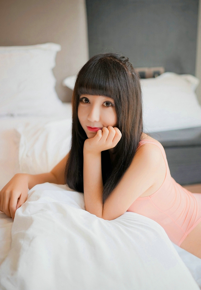夏笑笑Summer粉色高叉连体内衣豪乳写真
