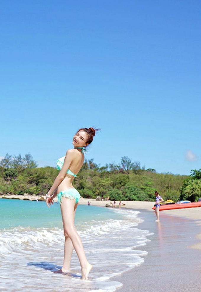 靓丽嫩模Hana妹海边沙滩性感比基尼秀完美身材美乳翘臀写真