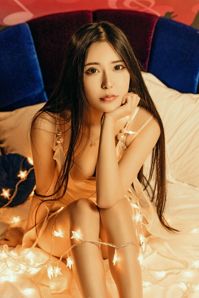 Suki_baby床上惹火诱惑迷人妩媚写真