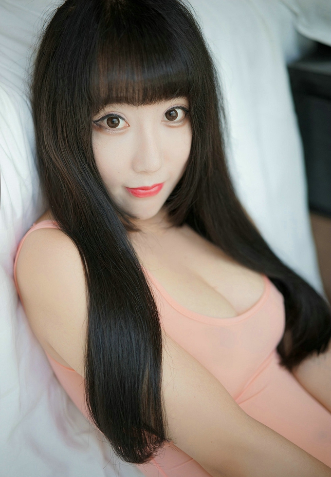 夏笑笑Summer粉色高叉连体内衣豪乳写真