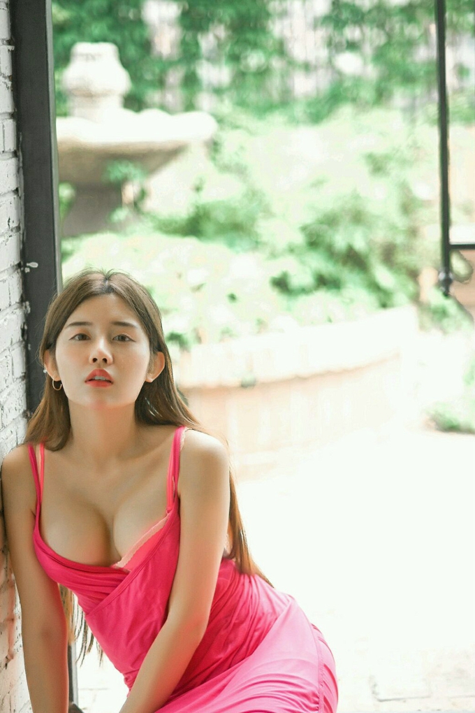 性感嫩模兔子NINA吊带连衣裙美乳写真