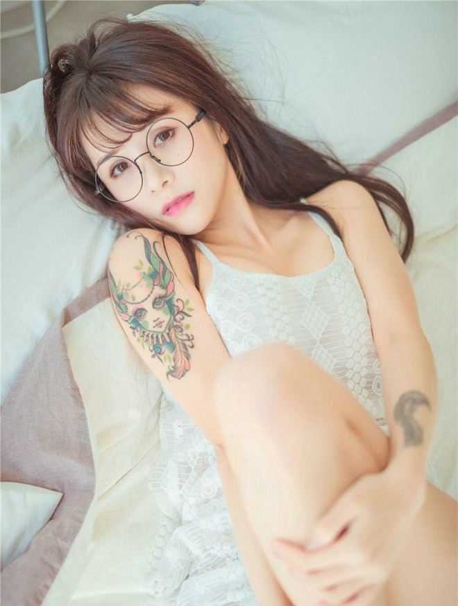 娇媚极品白色蕾丝尤物美女夏美酱床上写真