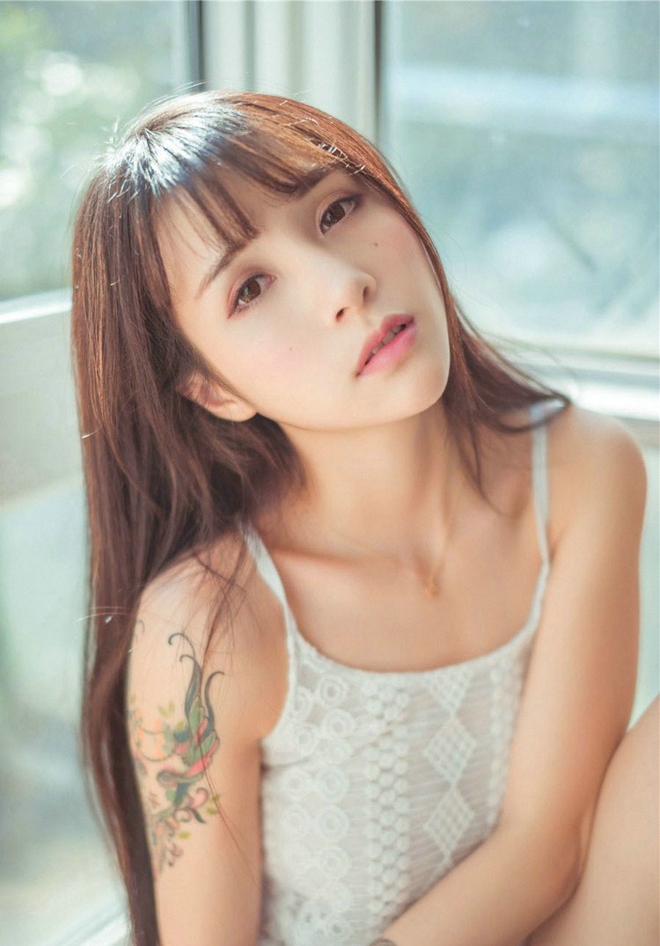 娇媚极品白色蕾丝尤物美女夏美酱床上写真
