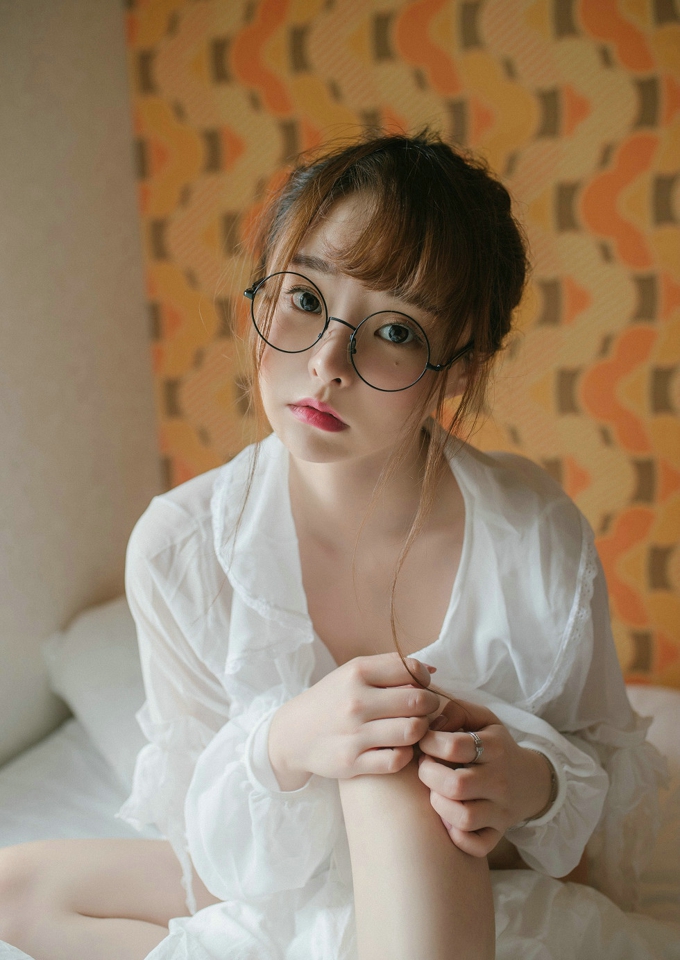 可爱萝莉柳侑绮居家粉色松熊连体衣秀完美身材卖萌写真