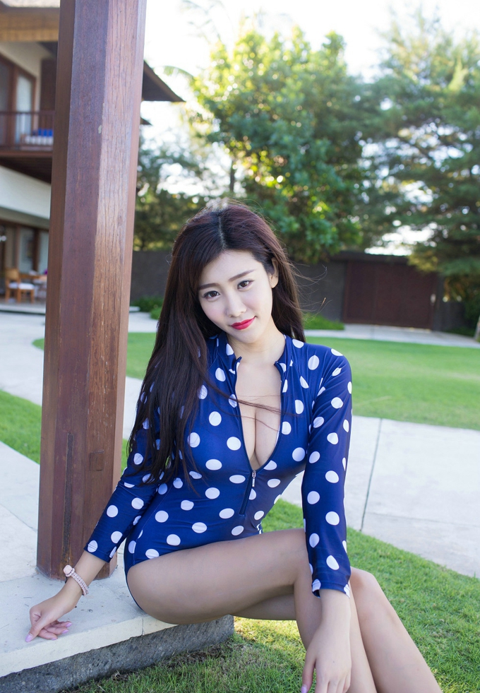 大胸美女紧身衣程小烦不烦妩媚写真